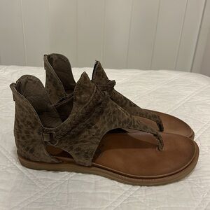 Very G Canvas Sandals